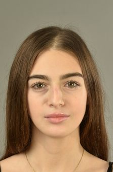 Bayan Oyuncu - G�k�e Bakan